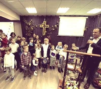 благословение детей в протестантской церкви